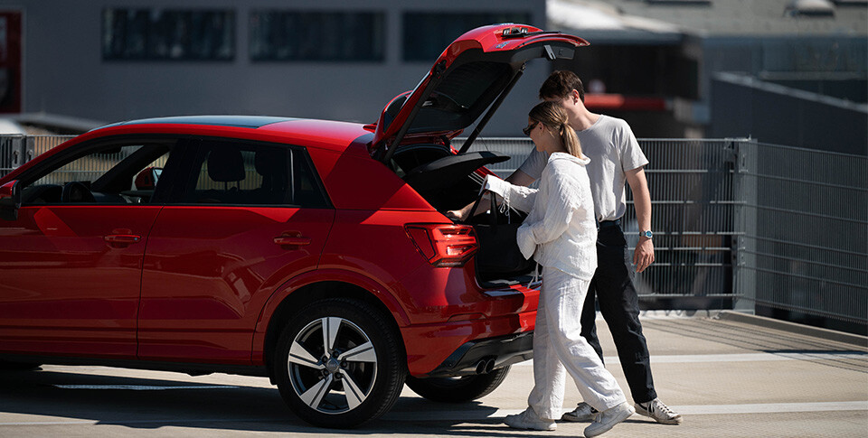 Rotes Fahrzeug Seitenansicht, leicht schr&auml;ger Heckansicht und ge&ouml;ffneter Heckklappe