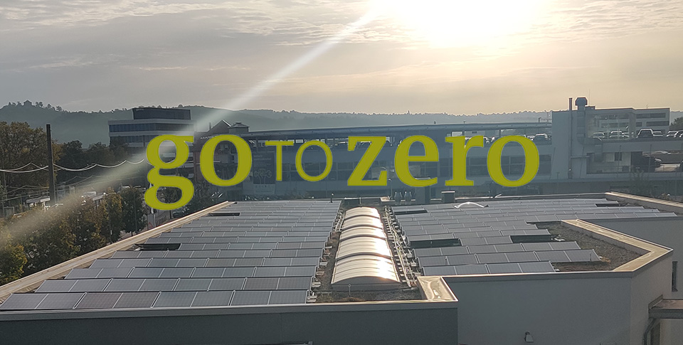 Geb&auml;ude mit Solarpanelen 