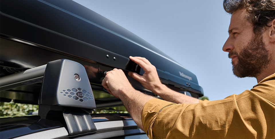 Dachbox auf rotem Taigo