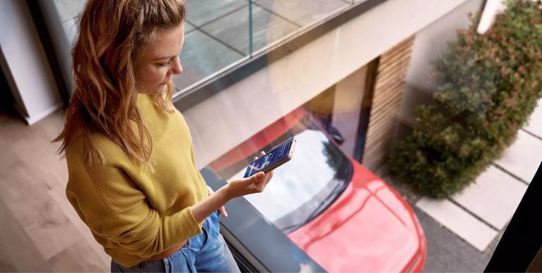 Frau mit Smartphone in der Hand 