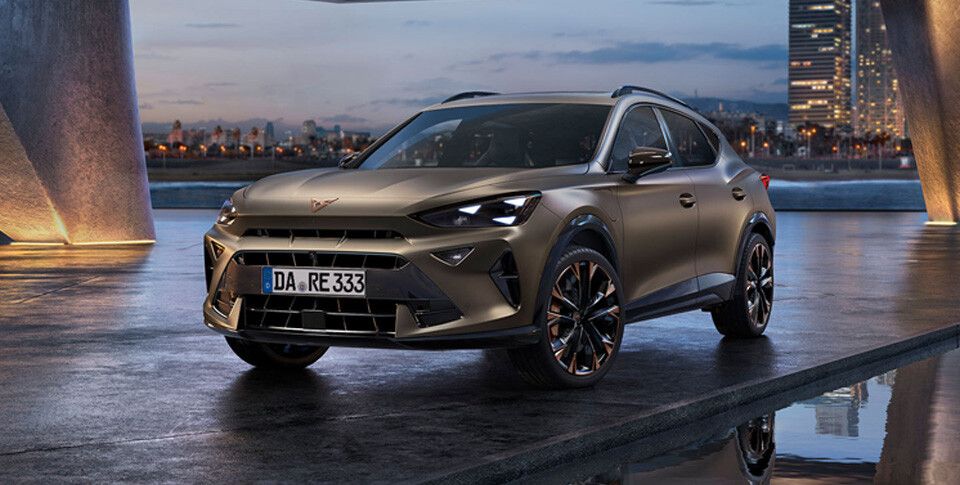 Cupra Formentor grau Front- und Seitenansicht