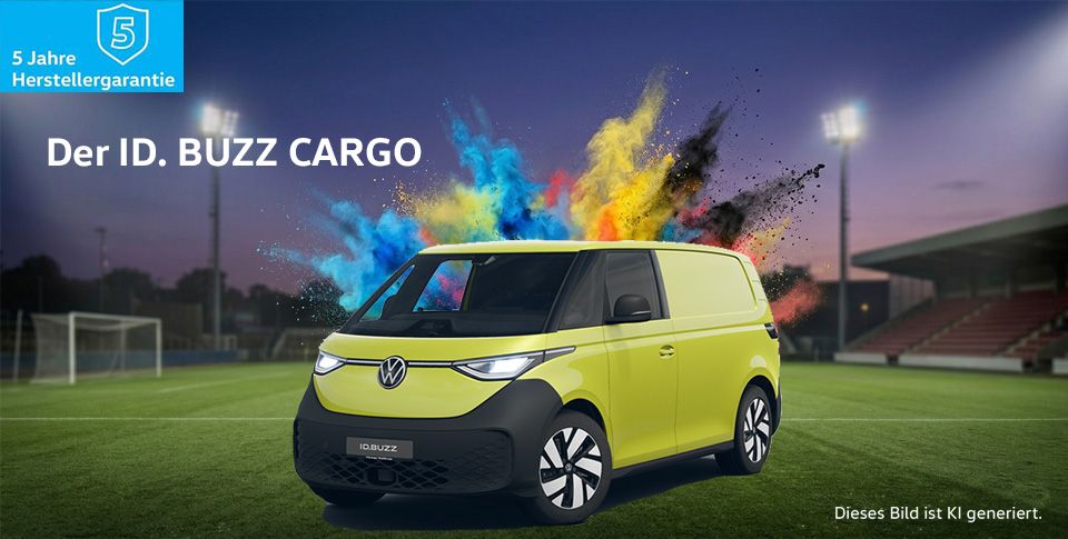 VW NFZ ID.Buzz GTX in rot, mit Fu&szlig;ballfeld im Hintergrund und Holi Farben