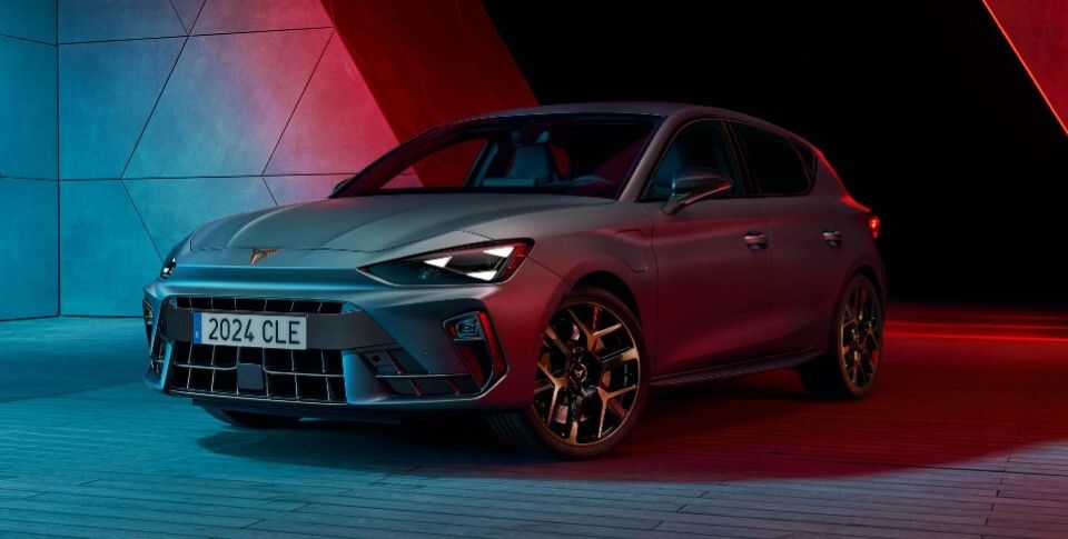 Cupra Formentor grau Front- und Seitenansicht