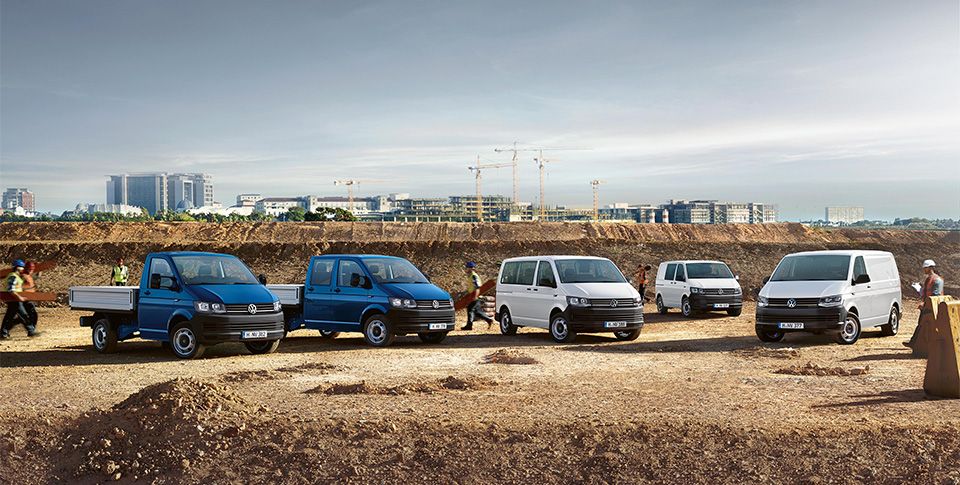 Transporter wei&szlig;, schwarz und blauer Werbeaufdruck Front- und Seitenansicht