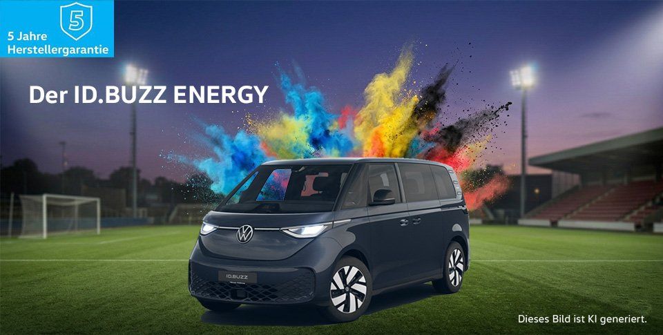 ID Buzz Energy in schwarz ,mit Fu&szlig;ballfeld im Hintergrund und Holi Farben