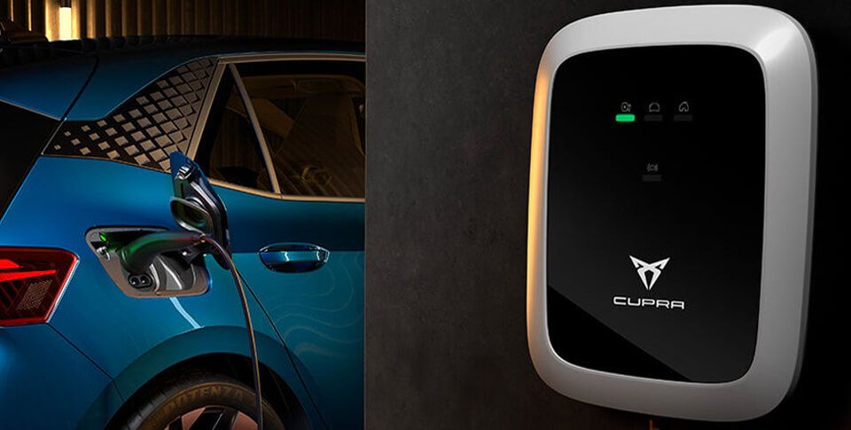 Heimladestation von Cupra und ladender Cupra im Hintergrund 