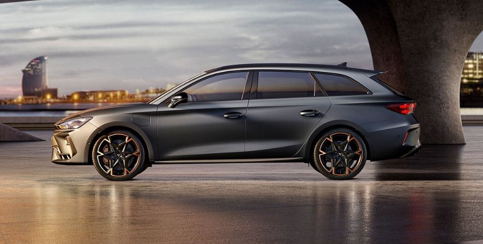 Cupra Formentor grau Front- und Seitenansicht