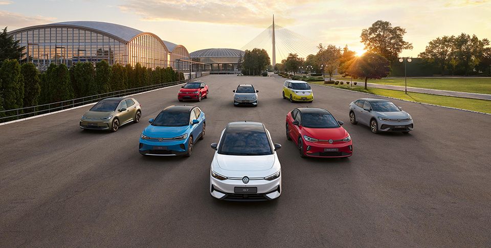 Acht Volkswagenfahrtzeuge von vorne schr&auml;goben 